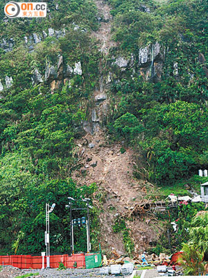 暴雨導致基隆出現山坡崩塌。（本報台北傳真）