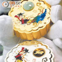 內地近年流行金銀製作月餅狀的紀念品。圖為早年推出的京奧月餅形紀念章。