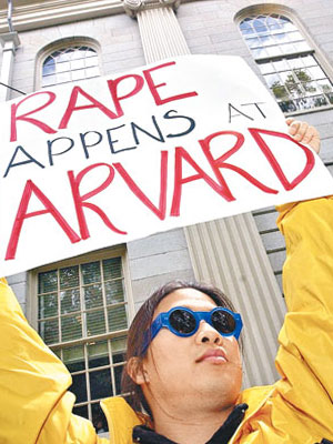 哈佛有畢業生曾在校園示威，要求校方正視性侵問題。