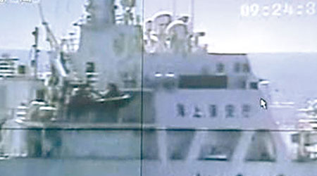 中國海警船監控日本海上保安廳船隻的畫面。（電視畫面）