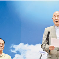 國民黨考紀會主委黃昭元（右）宣布，決定撤銷王金平黨籍。（中新社圖片）