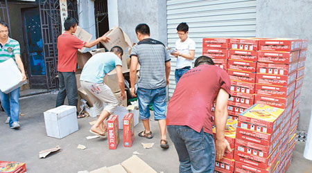 警方查獲大量假冒品牌飲料。（中新社圖片）