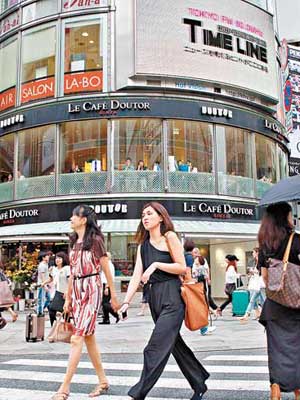 日本明年將提高消費稅。圖為東京銀座區。