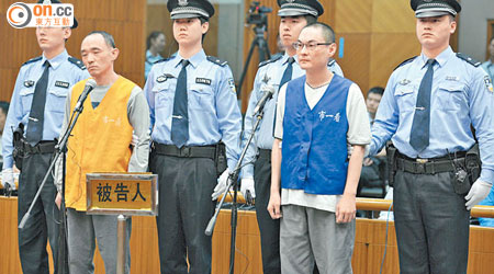 摔童案主犯韓磊（前右）被判死刑，另一被告李明（前左）判囚兩年。（中新社圖片）