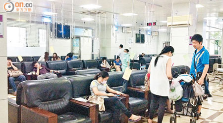 長假過後，深圳各大醫院有很多人求診，當中包括不少長者。（黃少君攝）