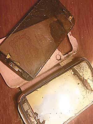 發生爆炸的Galaxy S4手機機身嚴重損毀，屏幕破裂。