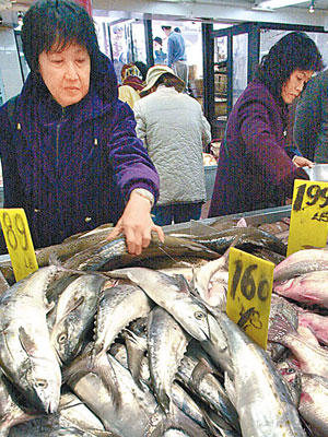 不少華人喜到唐人街採購日常用品及食材。（資料圖片）