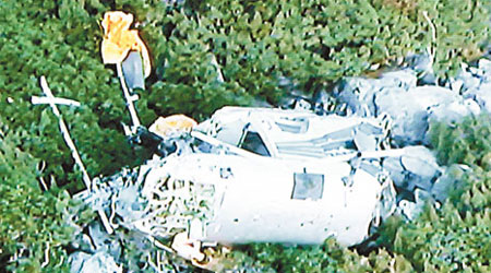 救援部門從高空拍得墜落直升機的殘骸。（中央社圖片）