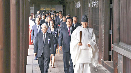 日本兩名內閣官員和逾百政要昨參拜靖國神社。（中新社圖片） 