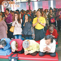 台灣信眾參拜神明時都很虔誠。
