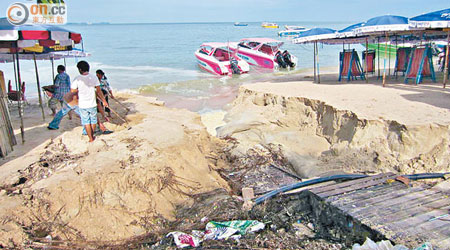芭堤雅政府計劃填海拯救當地沙灘。圖中沙灘缺乏沙粒，現出寬闊的水溝。