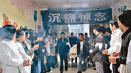被刺殺醫生王雲杰的遺體昨被送往殯儀館。（中新社圖片）