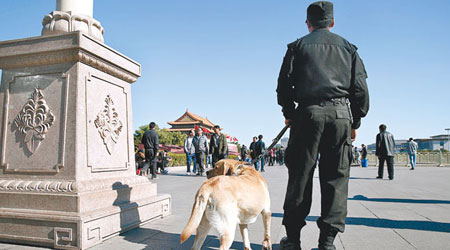 警員帶警犬在天安門一帶巡邏。（中新社圖片）