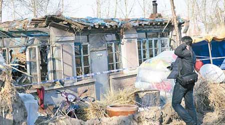 吉林農安市昨有民房在地震中倒塌，屋內一對母子遇難。（中新社圖片）