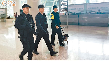 機場特警在新客運大樓內巡邏。（黃少君攝）
