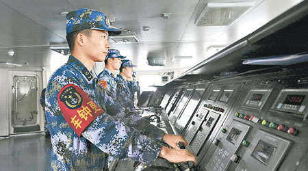 遼寧號上進行跨海區訓練。（中新社圖片）
