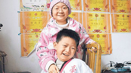 子碩與患血癌姐姐的合照。（互聯網圖片）
