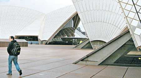 悉尼歌劇院擬出售「船帆」上瓷磚的命名權籌款。（互聯網圖片）