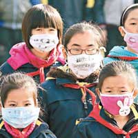 南京小學生戴上自己繪製的口罩，表達對霧霾的不滿。（中新社圖片）