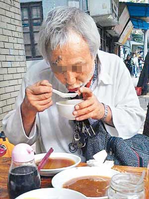 老翁敬虔地吃下客人遺下的殘羹剩飯。　（互聯網圖片）