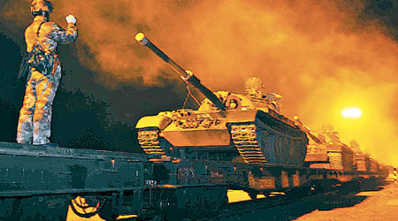 解放軍出動多輛坦克車參與演練。（互聯網圖片）