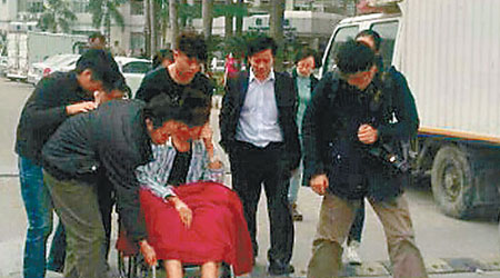 陳泗珍的一名兒子衝入火場尋母時被燒傷腳部，要送院治理。