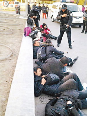 訪民在北京正陽門前集體自殺，抗議當局暴力拆遷。（互聯網圖片）