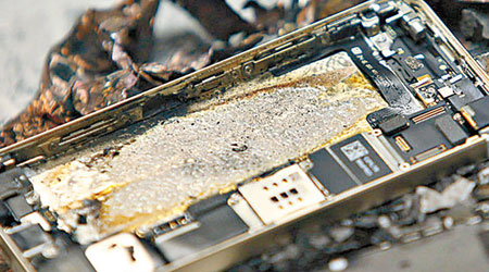 發生爆炸的「土豪金」iPhone5s手機，鋰電池燒成灰燼。（互聯網圖片）