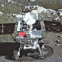 玉兔號月球車在互拍過程中，畫面傳回地球，五星旗清晰可見。