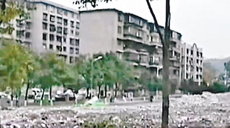 多個政府部門大樓被拆，原址已變成一片廢墟。（互聯網圖片）