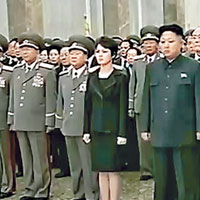 李雪主（前排左）昨偕金正恩謁見兩名已故北韓領袖的遺體。（互聯網圖片）