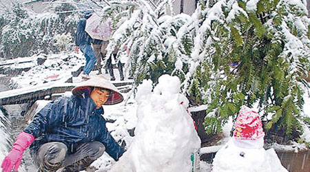 越南<br>越南老街省罕見下雪，有民眾在街上堆起雪人。（互聯網圖片）