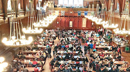 當日哈佛校園接獲炸彈恐嚇後，部分學生疏散至禮堂。（互聯網圖片）
