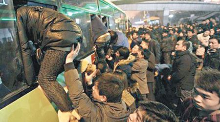 數百人同時擠上開往北京的巴士。（互聯網圖片）