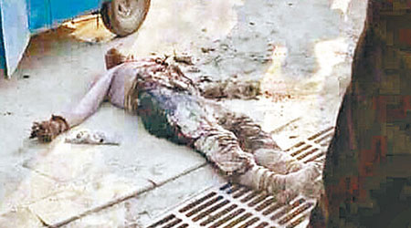 郭姓車主引火自焚後，受傷躺在地上。（互聯網圖片）
