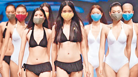 有模特兒比賽要求參賽者戴上口罩，以表達對霧霾天氣的關注。（中新社圖片）