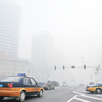 河北多地的交通受霧霾天氣影響。（中新社圖片）