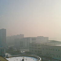 遼寧瀋陽市被大霧籠罩，天空晴而不朗。（互聯網圖片）