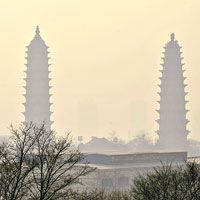 山西太原的雙塔寺在大霧中若隱若現。（中新社圖片）