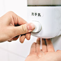台灣多地公廁的洗手液被揭含菌量超標。（中央社圖片）