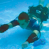 水底噴射戰衣讓用家可在水中飛馳。（互聯網圖片）