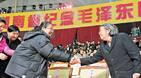 毛澤東的兩位女兒李訥（左）與李敏在晚會上握手。（中新社圖片）