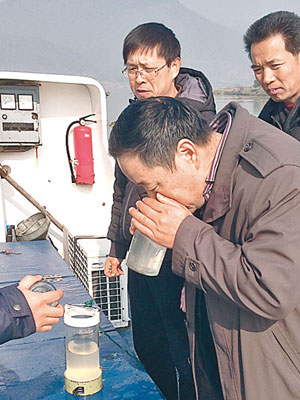 杭州市環保局派員調查自來水異味來源。（互聯網圖片）