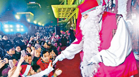 芬蘭的「正宗」聖誕老人於武漢一個商場外派發聖誕明信片。（互聯網圖片）
