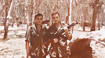 美兵在越戰手持AK-47作戰。（互聯網圖片）