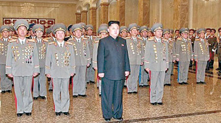 北韓傳媒刊登金正恩（中）率領軍方高層往參拜的照片。（互聯網圖片）