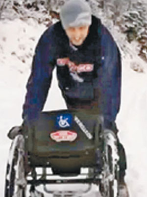 吉平以輪椅代拐杖，獲網民大讚其毅力驚人。（互聯網圖片）