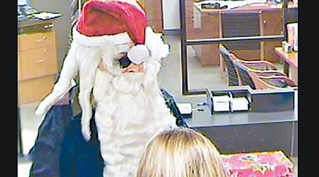 賊人扮成聖誕老人打劫。（互聯網圖片）