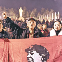 湖南韶山毛澤東故鄉昨早有民衆舉行紀念活動。（中新社圖片）