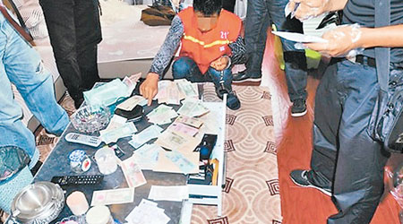 警方在疑犯家中搜出大量現金。（互聯網圖片）